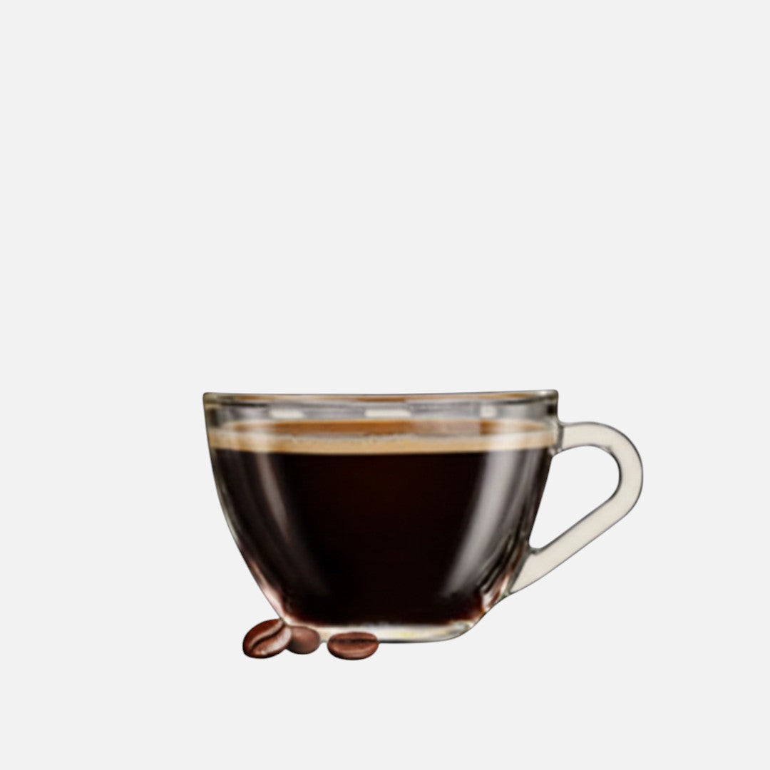 Xícara de vidro com café espresso longo Caffè D'Italia UK - CoffeHome e grãos de café na base